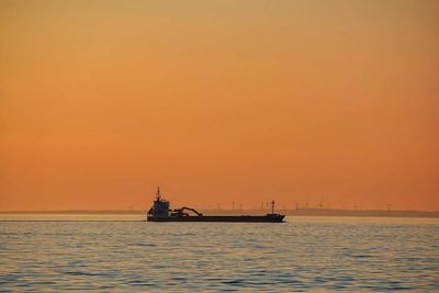 Oil Prices Soar as US-Iran Conflict Expands to Red Sea